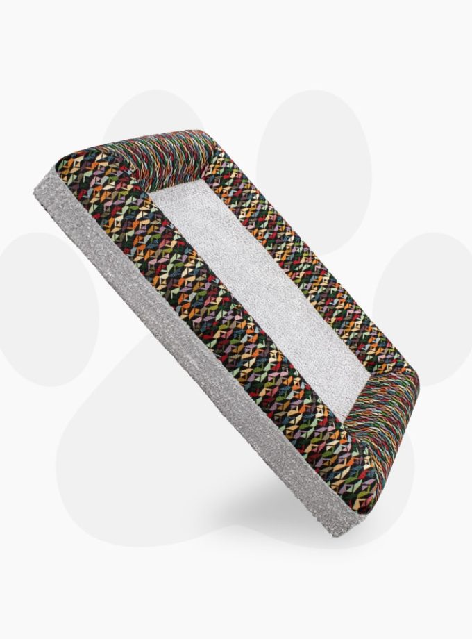 Cama Rectangular Afelpada para Mascotas – Superficie Gris Claro con Contorno de Triángulos de Colores