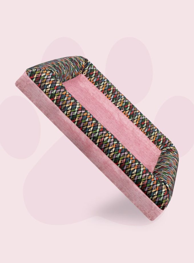 Cama Rectangular para Mascotas - Superficie Rosada con Contorno Multicolor Geométrico