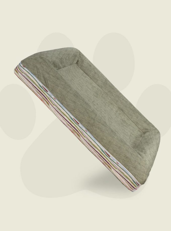 Cama Rectangular para Mascotas. Superficie Verde con Contorno Curvo de Líneas Irregulares Neutras