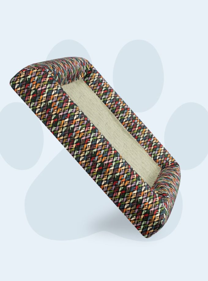 Cama Ortopédica para Mascotas. Superficie Verde con Contorno de Triángulos Coloridos