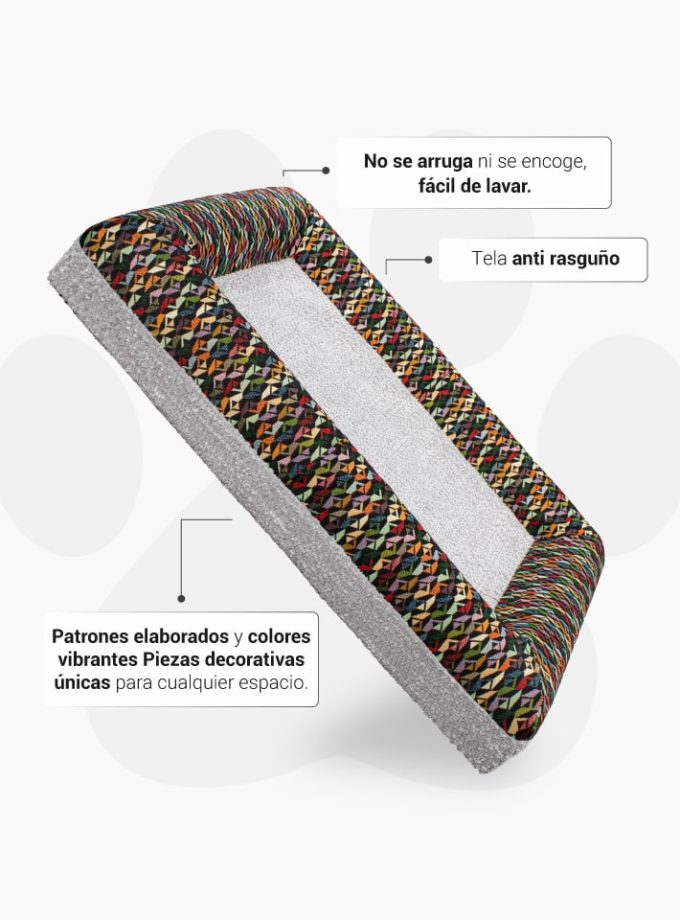 Cama Rectangular Afelpada para Mascotas – Superficie Gris Claro con Contorno de Triángulos de Colores
