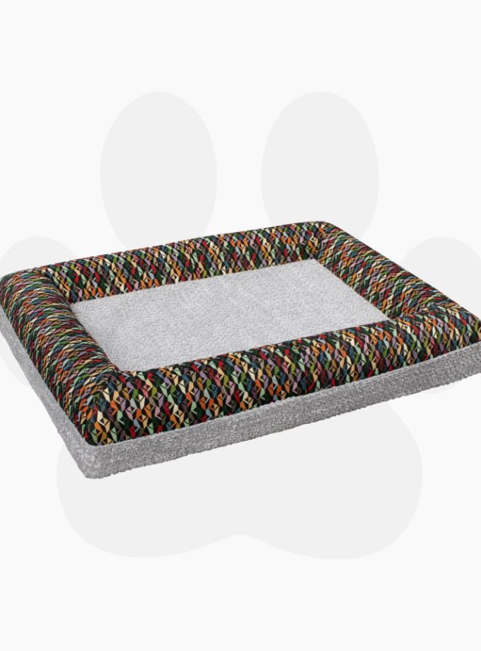 Cama Rectangular Afelpada para Mascotas – Superficie Gris Claro con Contorno de Triángulos de Colores