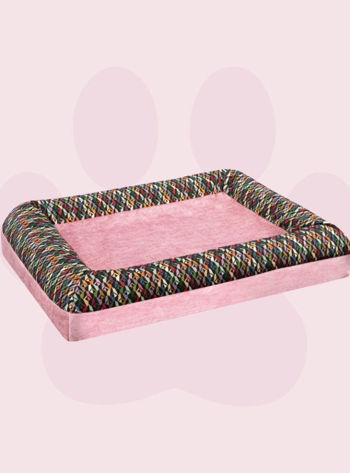 Cama Rectangular para Mascotas - Superficie Rosada con Contorno Multicolor Geométrico