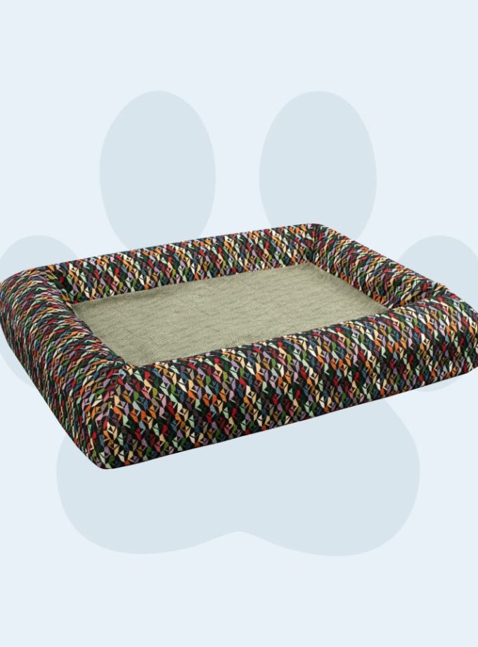 Cama Ortopédica para Mascotas. Superficie Verde con Contorno de Triángulos Coloridos