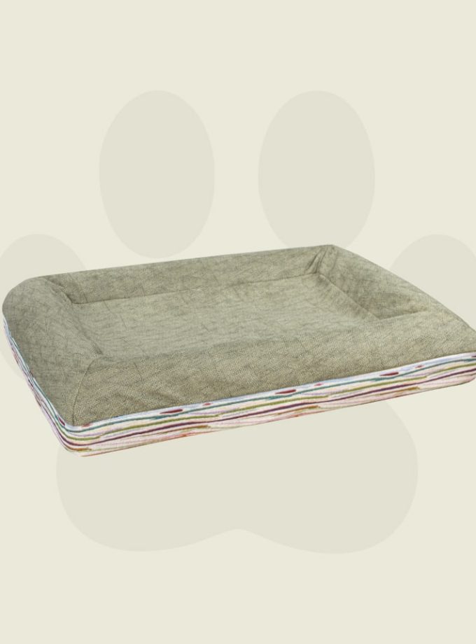 Cama Rectangular para Mascotas. Superficie Verde con Contorno Curvo de Líneas Irregulares Neutras